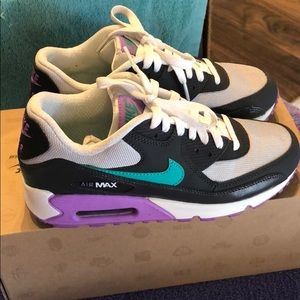 Youth 6 NIKE air Max 80’s (fits womens 7)